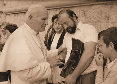 Francesco Piazza consegna un'opera a Papa Giovanni Paolo II